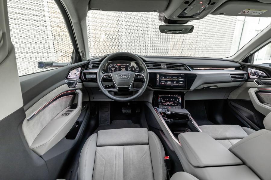 Торпедо Audi e-tron 55 Quattro 2019 года  (WW) (фото 239 из 452)